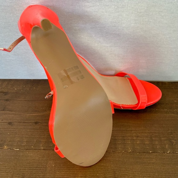 Bright pink high heel - Picture 3 of 3